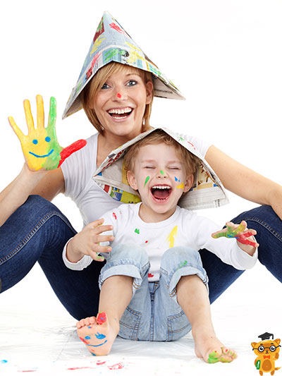 хлопчик і мати мають кольорові руки та грають - Learning.ua