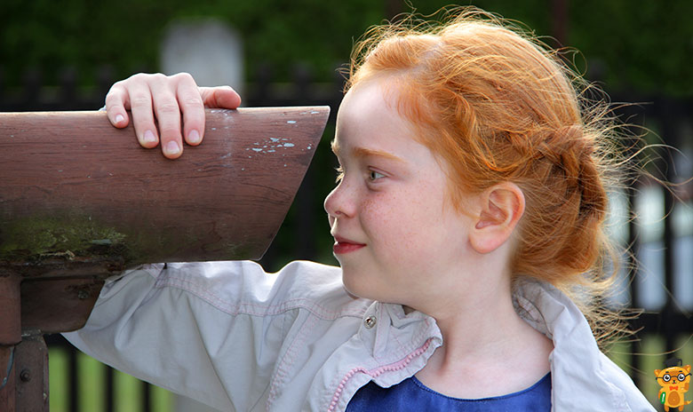 Рудоволоса дівчина дивиться в поштовій скриньці - Learning.ua