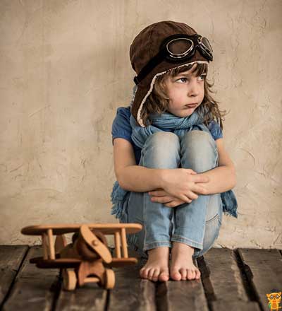 Сумний дитина з іграшкою дерев'яного літака - Learning.ua